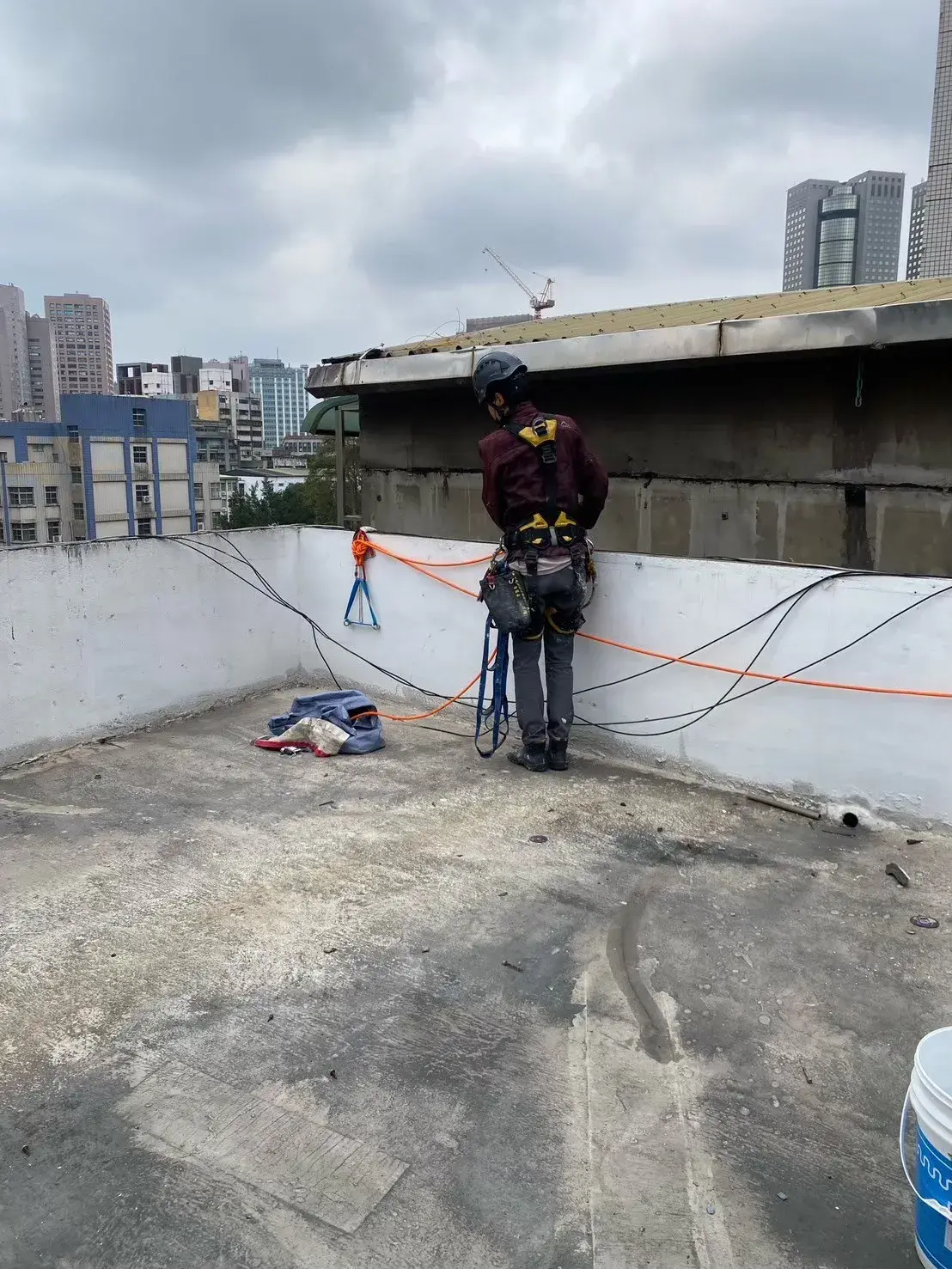 皇御匠藝4招解決和平東路蜘蛛人外牆裂縫修補