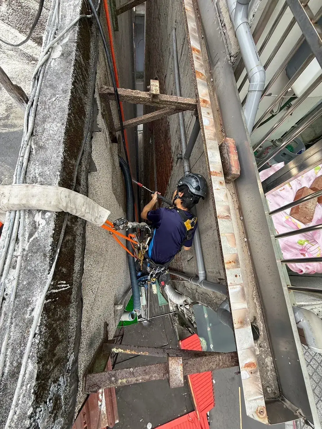 和平東路蜘蛛人外牆裂縫修補及防水膠塗刷 施工照片 01
