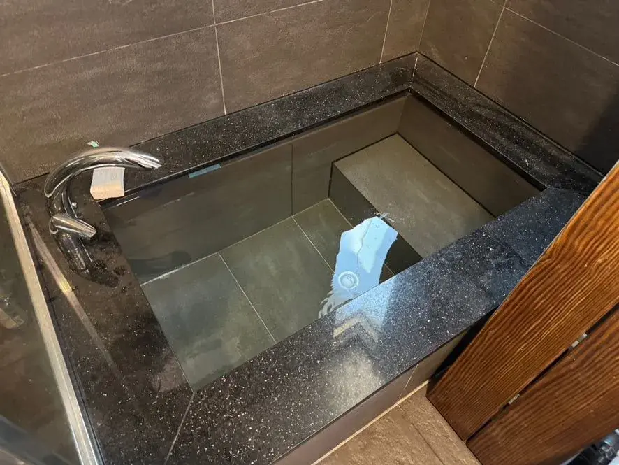 浴室漏水怎麼辦？ 皇御匠藝螢光劑浸泡式防水抓漏測試，一次找出滲漏真相！ 封面