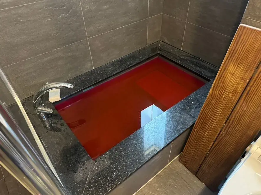 浴室漏水怎麼辦? 皇御匠藝螢光劑浸泡式防水抓漏測試,一次找出滲漏真相!